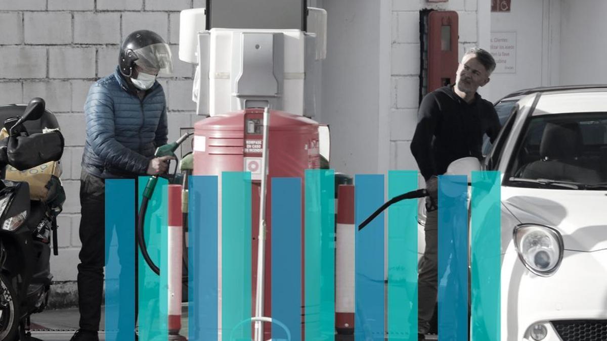 Imagen original: dos clientes en una gasolinera de Vigo.