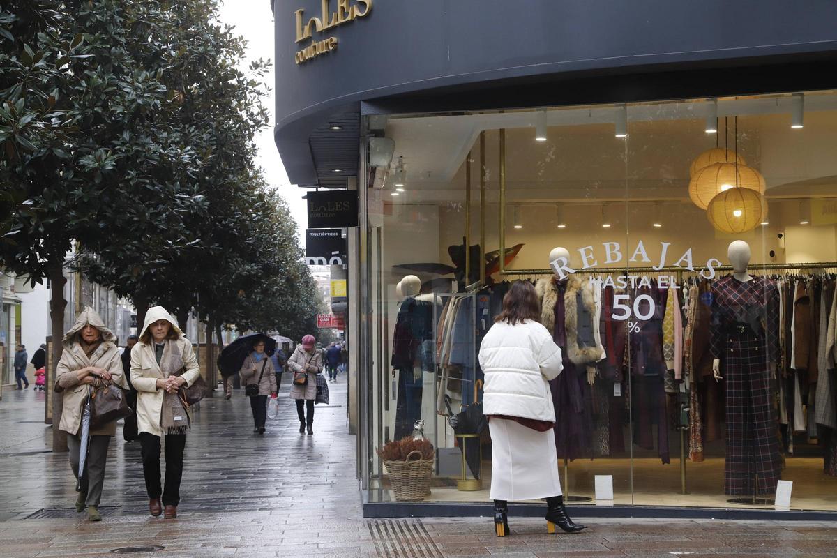 Calle Cruz Conde, una de las arterias principales del comercio cordobés, en el actual periodo de rebajas de invierno.