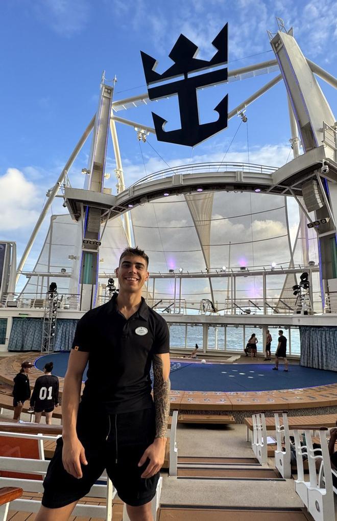 Genís Rovira, bussejador en shows aquàtics en alta mar: "Em va atraure treballar en un creuer i al mateix temps descobrir món"