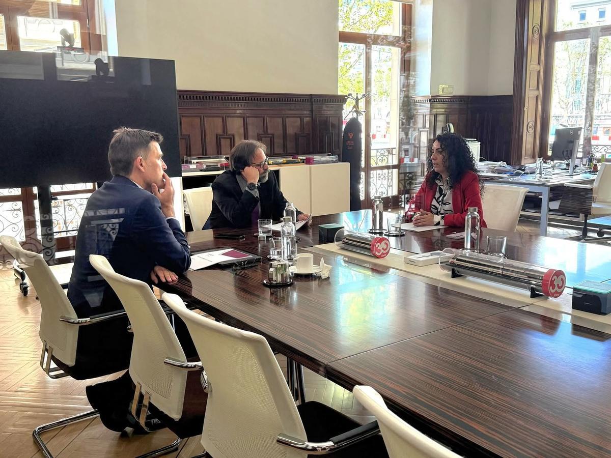 La alcaldesa Lara Romero, en la última reunión con responsables de Renfe, en Madrid, para desbloquear el proyecto.