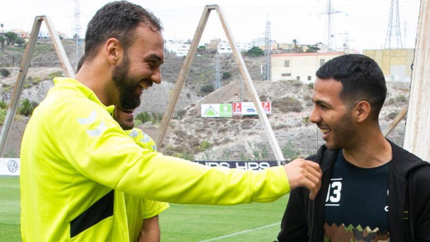 Deivid abraza a Jonathan Viera, en Barranco Seco.