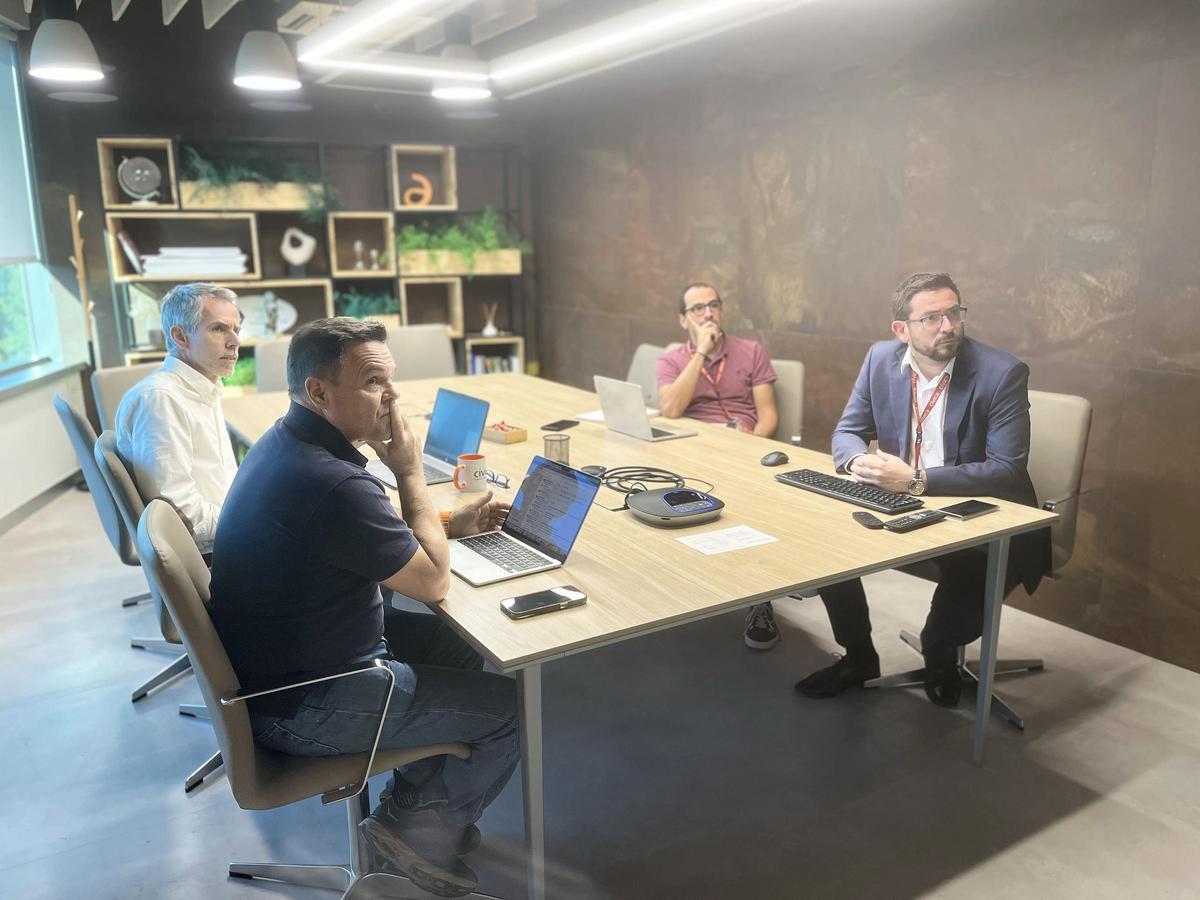 Algunos de los integrantes del equipo de dirección de Cívica, en una videoreunión. De izquierda a derecha, José Manuel Robles, socio fundador y ejecutivo de ventas; José Puentes, director de operaciones; Iñaki Hidalgo, director de personal y cultura de empresa; y Josep Roig, su CEO, al frente de Cívica desde 2018.