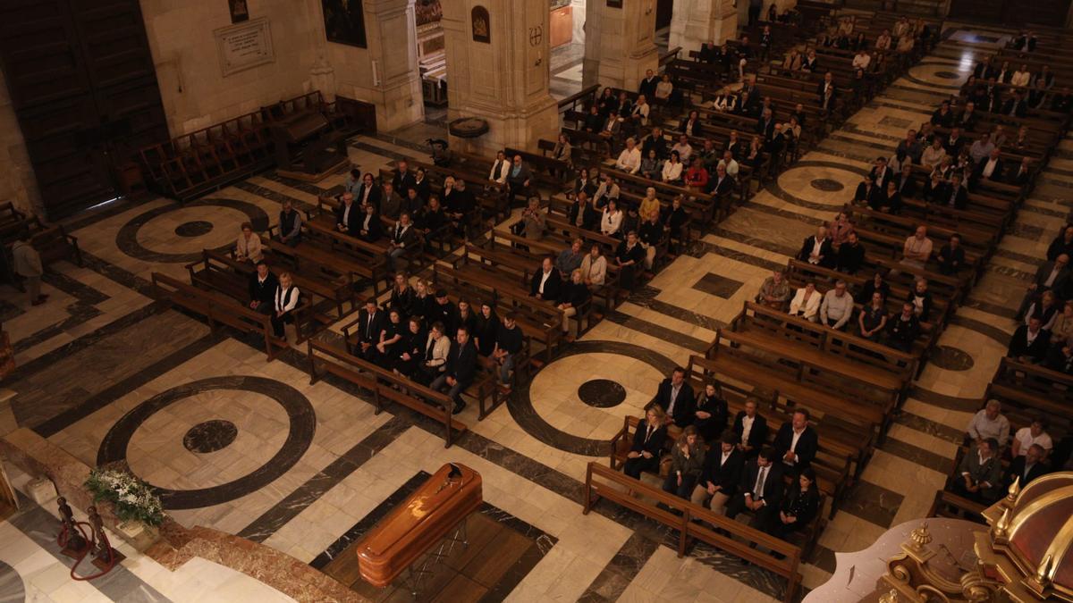 Interior de la basílica de Santa María durante el sepelio en recuerdo de José Sepulcre Fuentes, expresidente del Elche CF