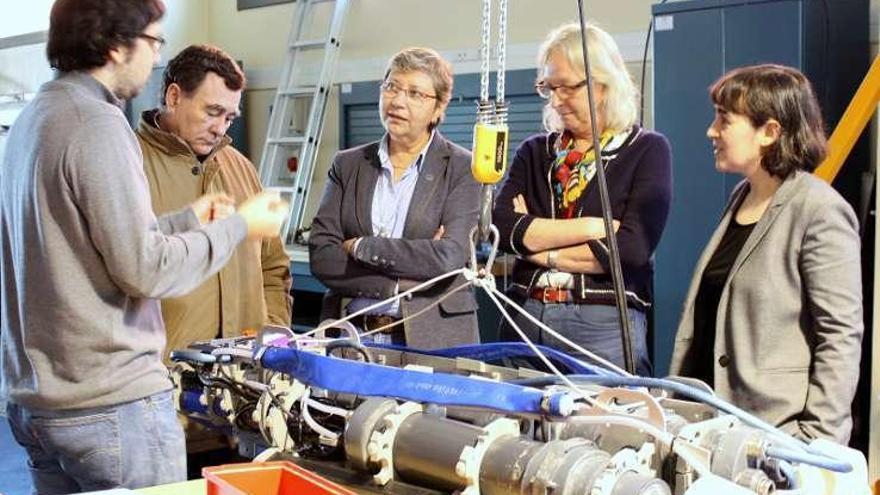 Rosa Quintana, ayer, durante la visita al Cetmar.