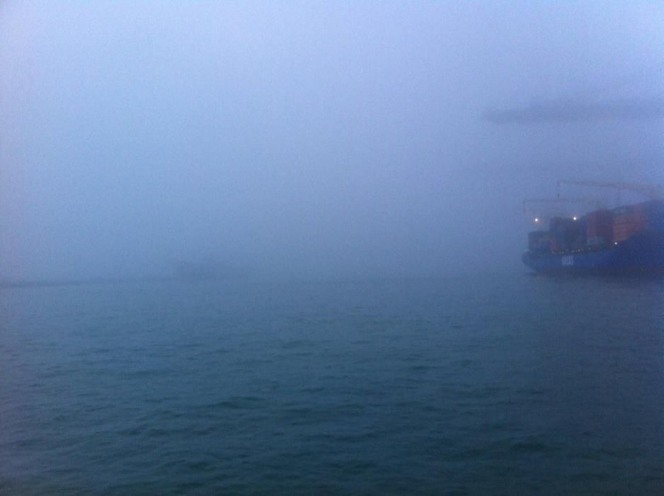 Imágenes del Puerto de Valencia bajo una intensa niebla.