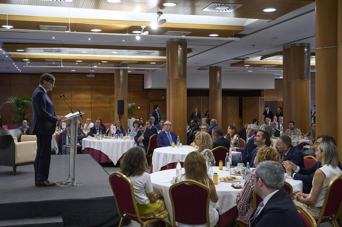El president de la Generalitat, Salvador Illa, en el desayuno informativo organizado por Diario de Noticias y Prensa Ibérica en Vitoria.