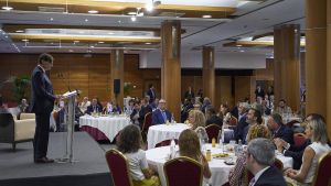 El president de la Generalitat, Salvador Illa, en el desayuno informativo organizado por Diario de Noticias y Prensa Ibérica en Vitoria.