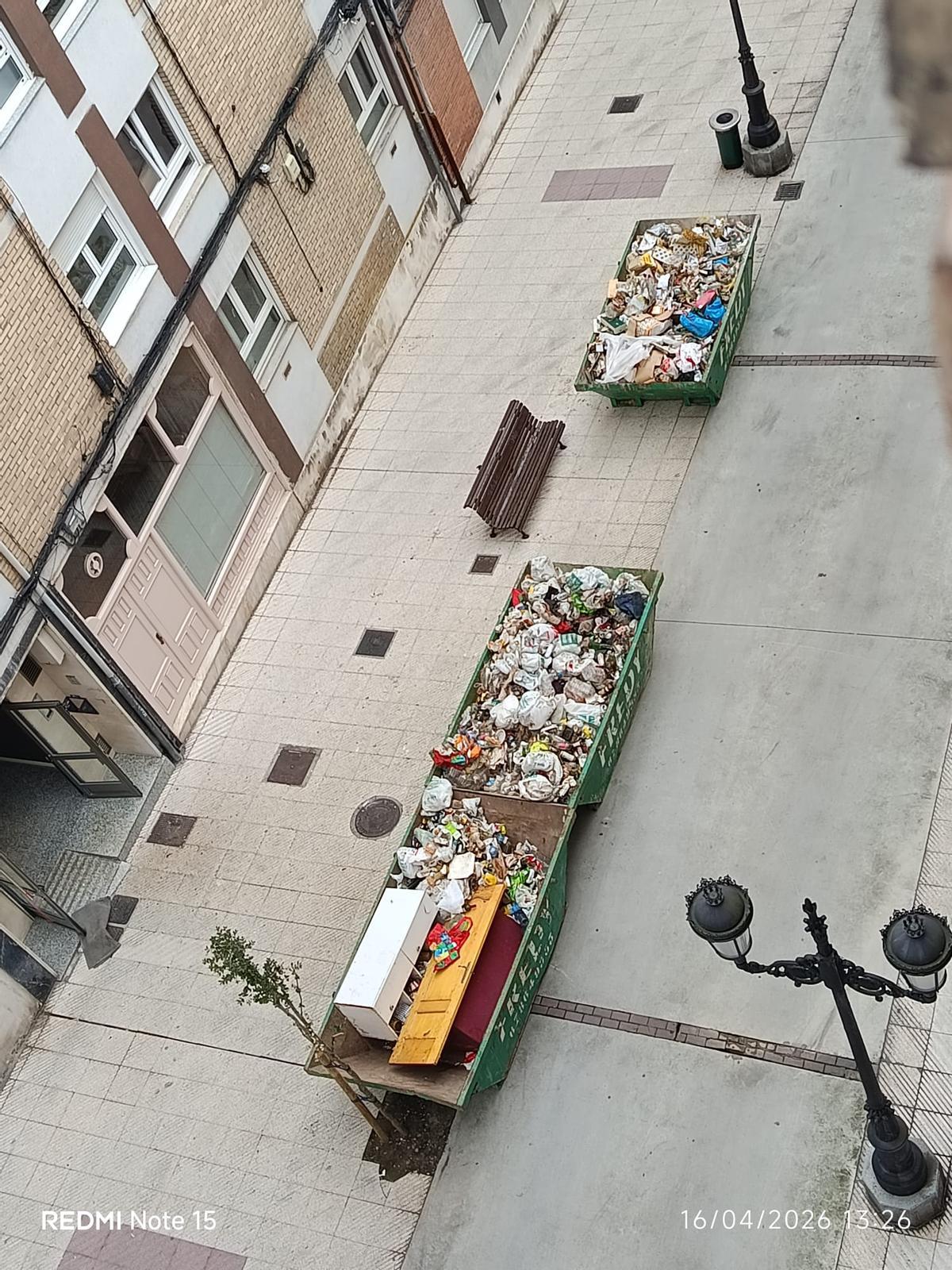Contenedores llenos de la basura de la vivienda.