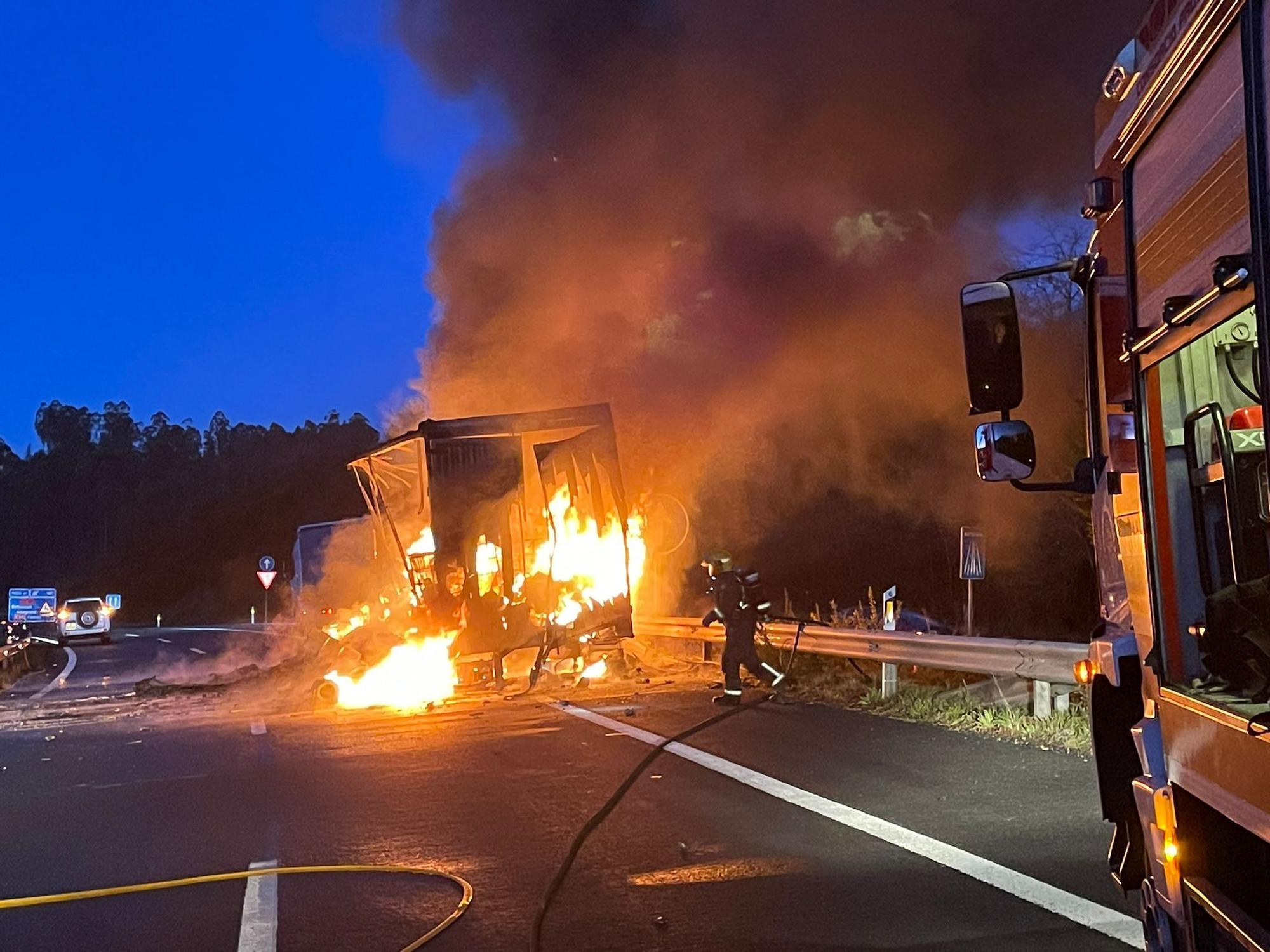 Un camión se incendia en la A-6 a la altura de Requián, en Betanzos