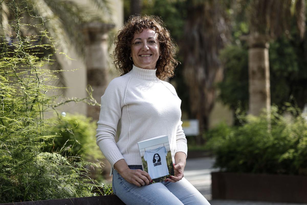 VALÈNCIA, 11/04/2026.- Mari Carmen González Vidal, autora de un trabajo de final del Máster en Derechos Humanos, Democracia y Justicia Internacional de la Universitat de València convertido en libro, posa durante una entrevista con EFE en València. EFE/Manuel Bruque