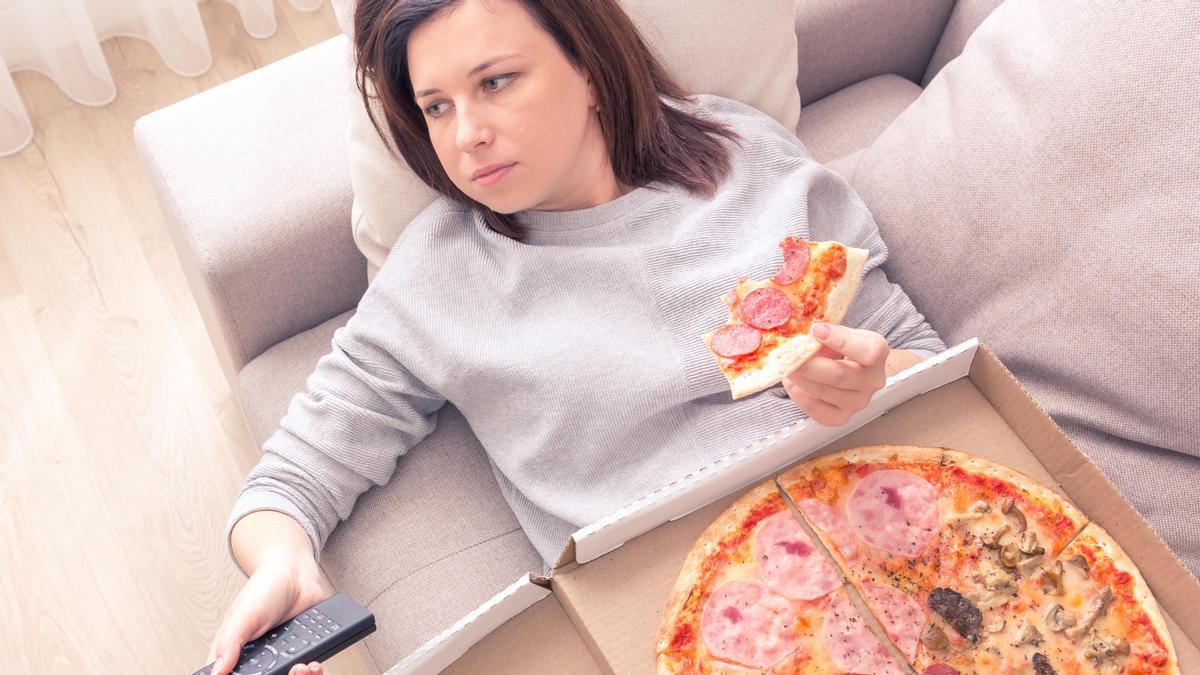 El comer emocional se encuadra principalmente con estas cinco emociones: ansiedad, tristeza, ira, soledad y aburrimiento.