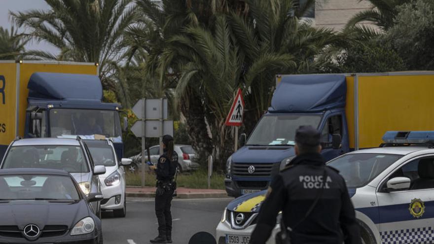 Un control policial en el polígono de Torrellano en imagen de archivo