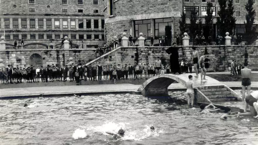 Del blanco y negro al color: así eran las piscinas de la Universidad Laboral de Gijón