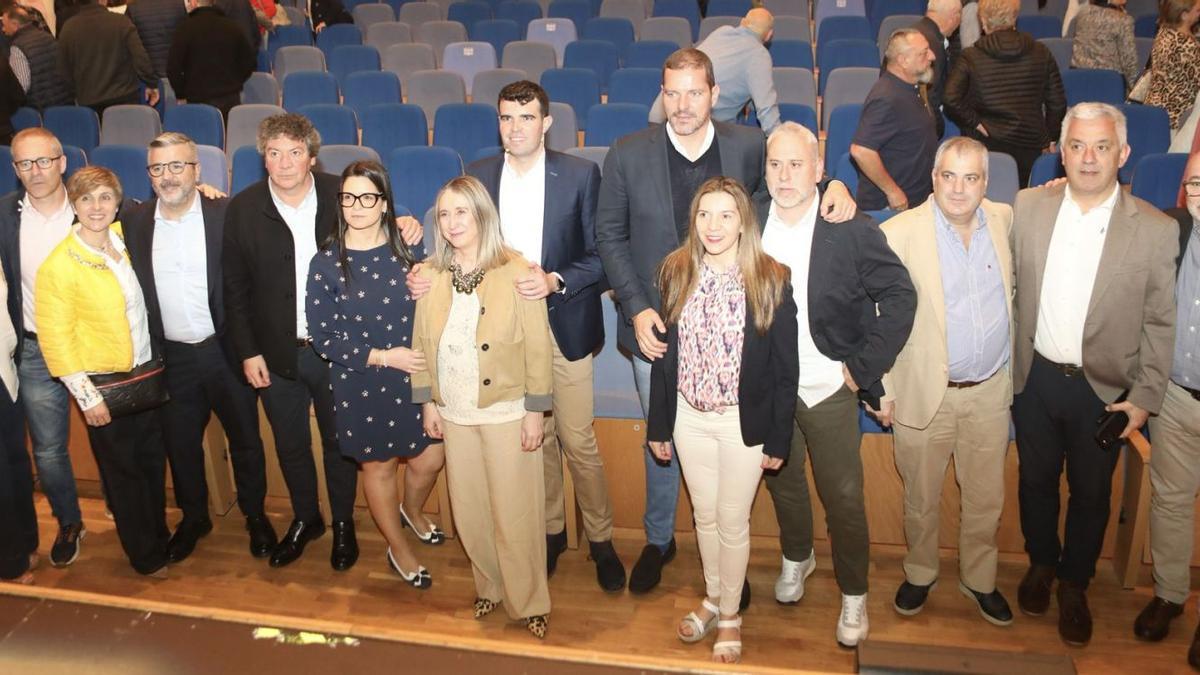 Louzao y Lómpez Campos junto al resto de miembros del equipo de gobierno. | Bernabé/ Ángel Abeledo