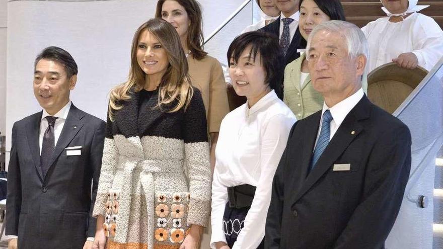 Las primeras damas de EE UU y Japón posan con representantes de la cadena de joyería Mikimoto.