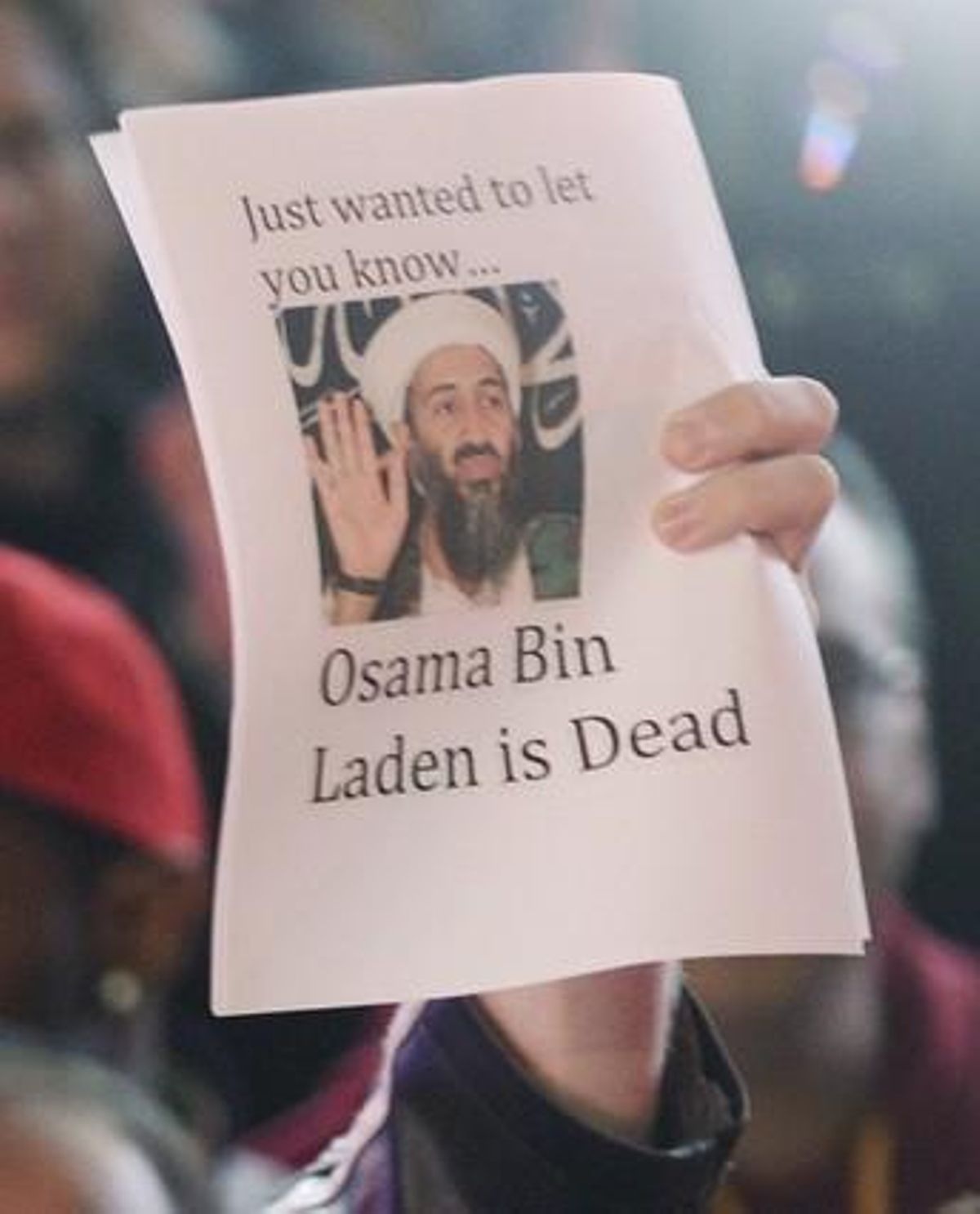 Un moment de la celebració per la mort d’Ussama bin Laden a Nova York. A la foto, un cartell diu: Només et vull fer saber que Ussama bin Laden ha mort.