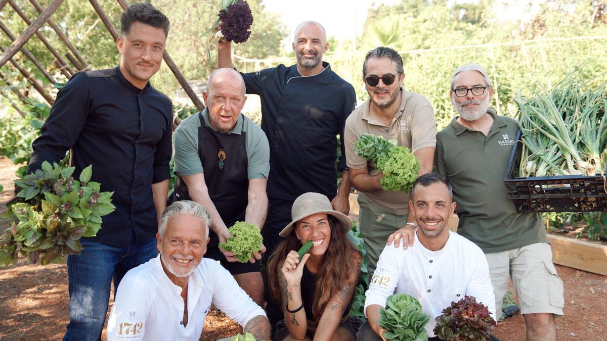 Los equipos de cocina de Nassau Group conocieron de primera mano los productos del huerto, guiados por Lidia Hidalgo.