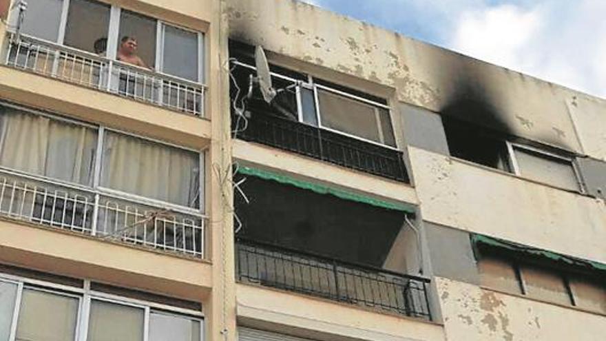 Un incendio en una finca de Vinaròs deja veinte desalojados y un herido