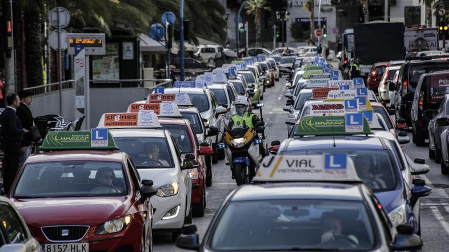 Carné de conducir en Alicante: La alta tasa de suspensos provoca la fuga a otras provincias