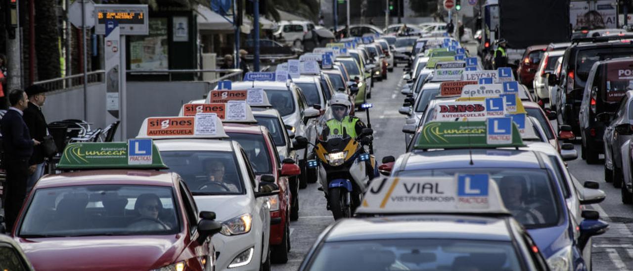 Imagen de archivo de las protestas que las autoescuelas llevaron a cabo con motivo de una huelga de examinadores que paralizó el sector en la provincia.