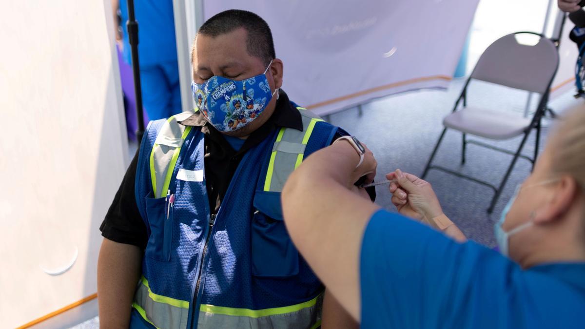 Una sanitaria administra una vacuna a un trabajador en Los Angeles, este martes.