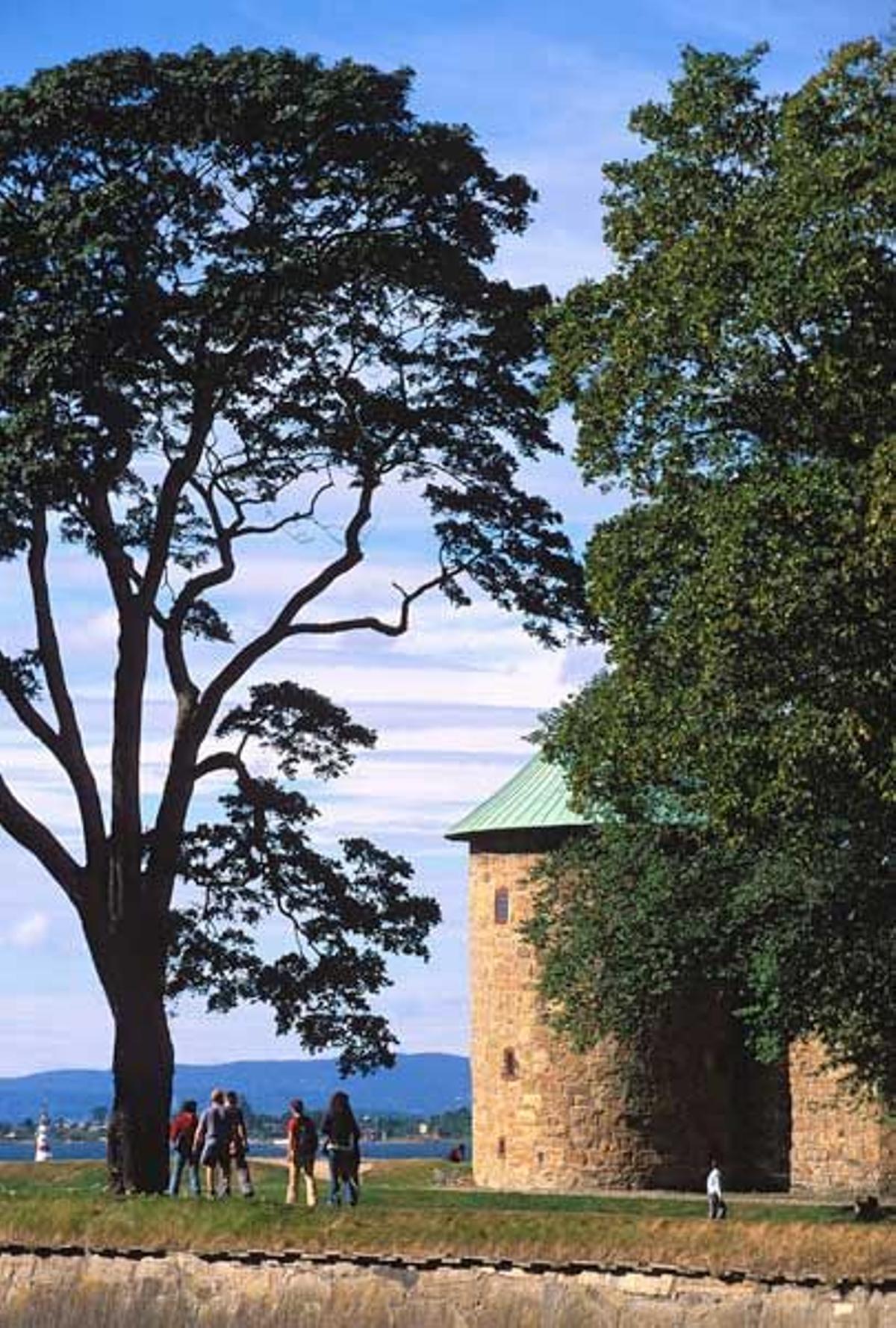 Visitantes en los jardines de la Fortaleza Akershus