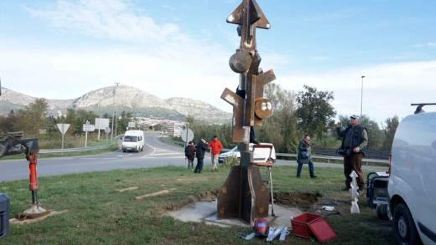 Torroella instal·la una escultura a la rotonda d&#039;entrada a la vila