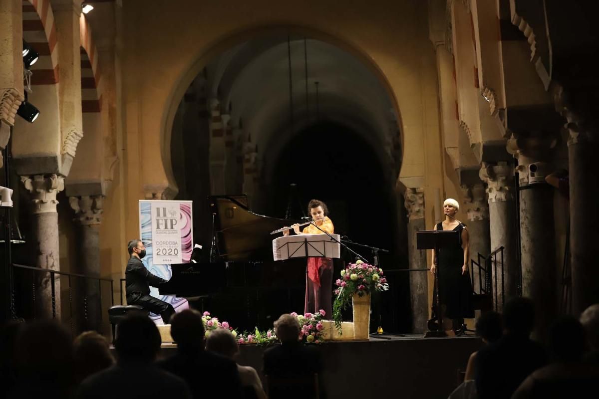 Pasión Vega eleva su voz, en la Mezquita-Catedral, por las víctimas del Covid