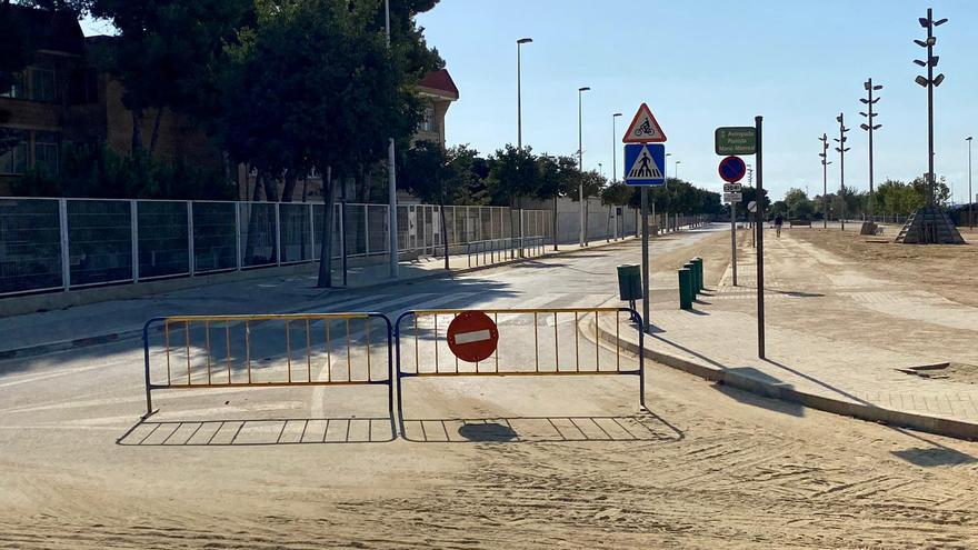 El &quot;retraso&quot; en retirar cadafales y la arena demora la apertura del vial en Sagunt