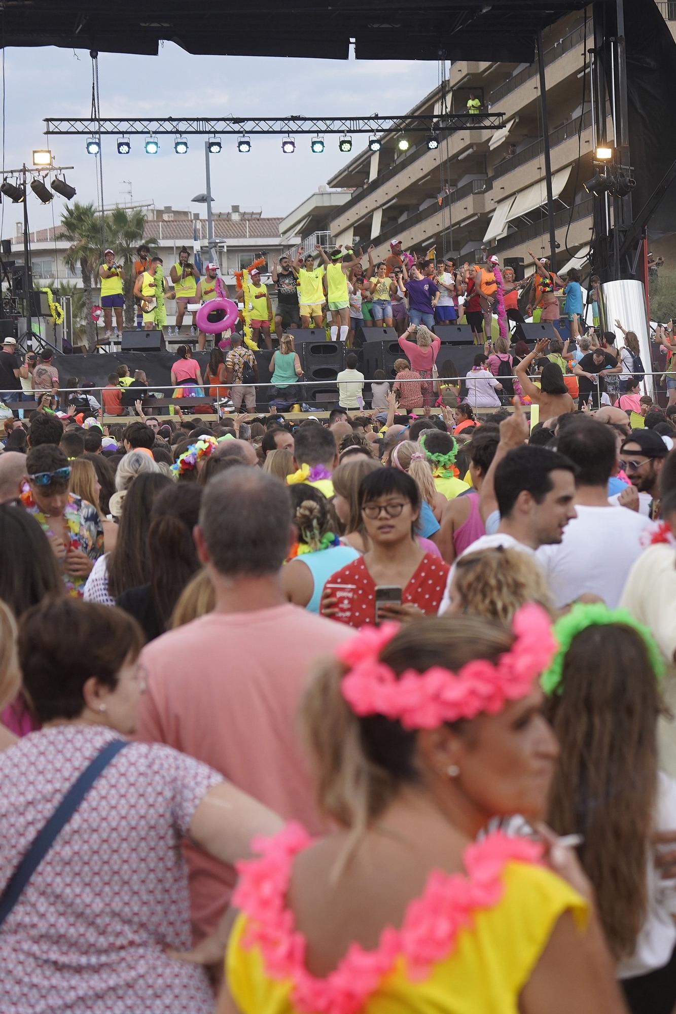 Milers de persones revolucionen Sant Antoni amb la Diverbeach