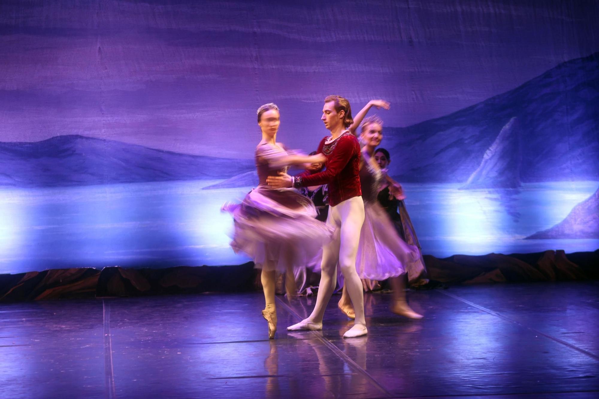 Así se vivió el espectáculo de "El Lago de los Cisnes" ofrecido por el Ballet de Kiev en el Auditorio de Vilagarcía.