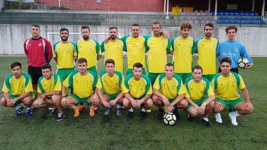 Futbolistas del Domaio que ayer iniciaron la pretemporada. // G.N.