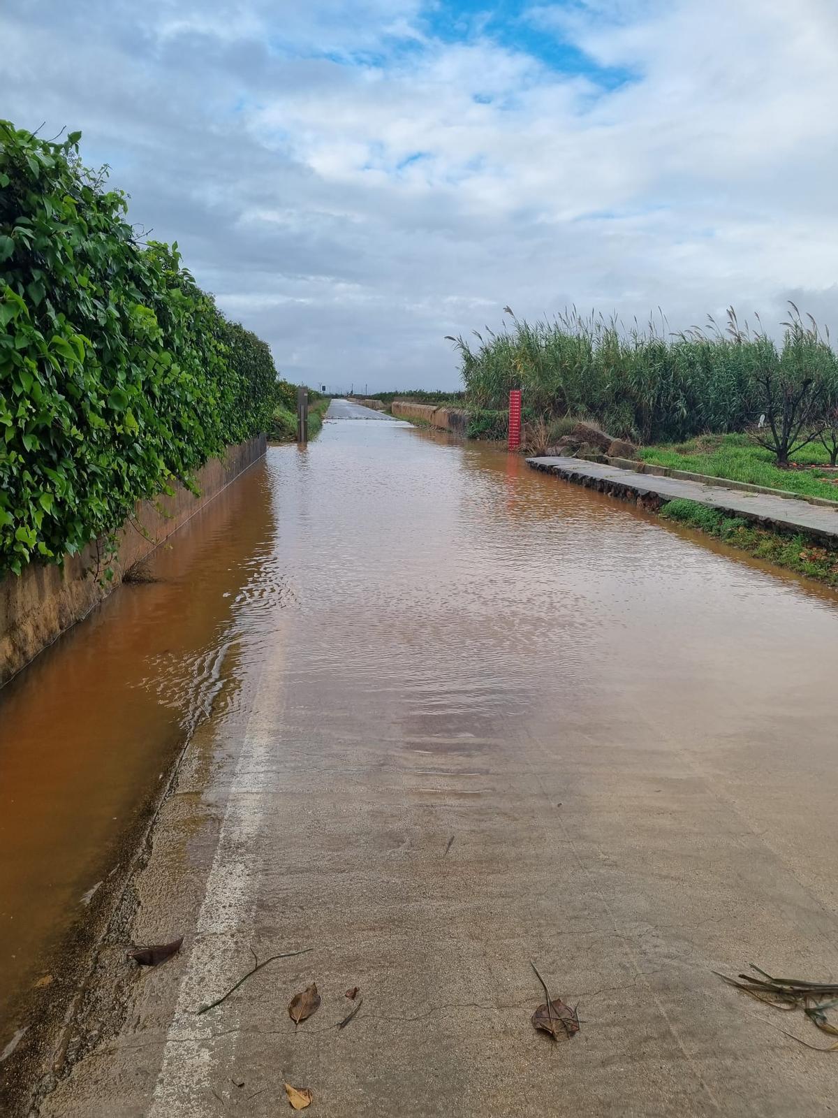 El Camí d'Alginet, cortado en el término de Benifaió por el agua.