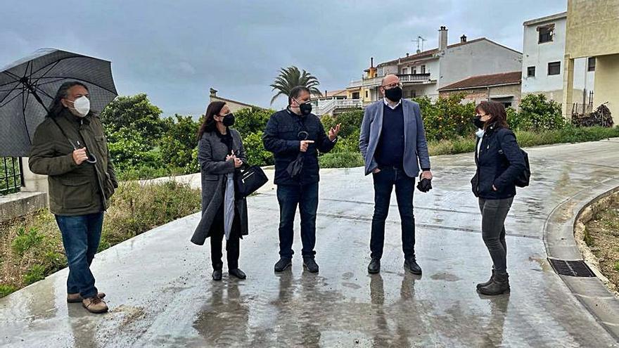 Amigó y Ferrer en la visita ayer a Terrateig.  | DIPUTACIÓ DE VALÈNCIA