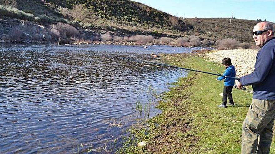 Pescadores lanzando la caña durante el fin de semana.