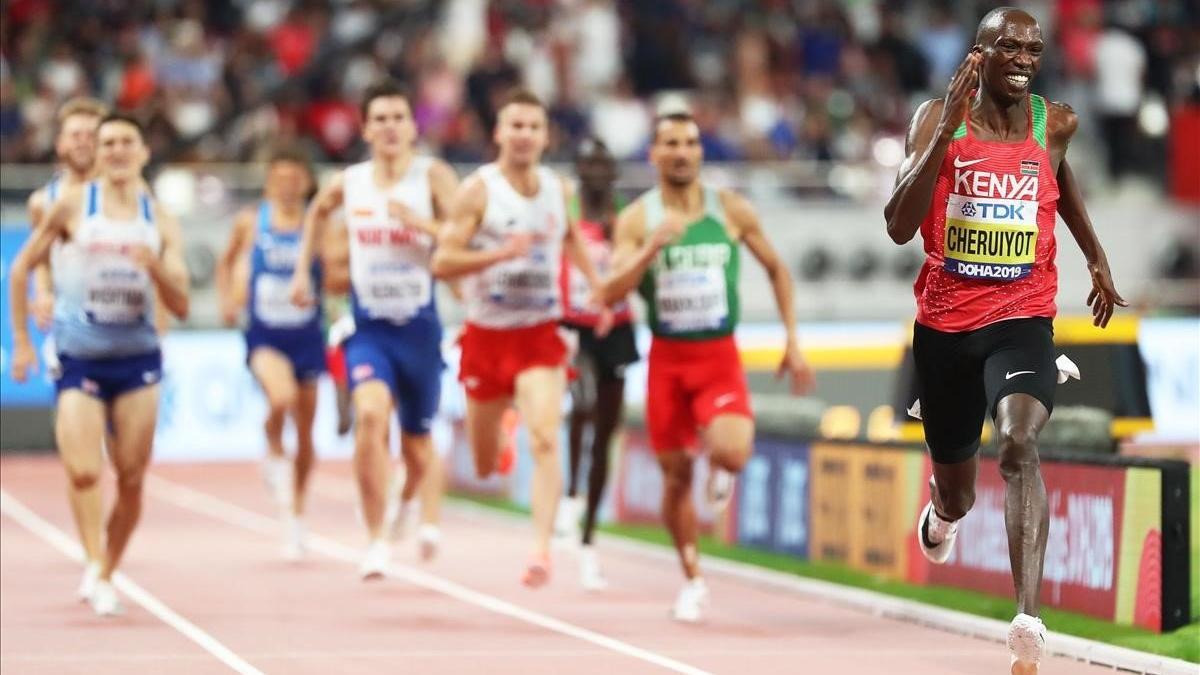 Timothy Cheruiyot se dispone a ganar el oro en la final de 1.500.