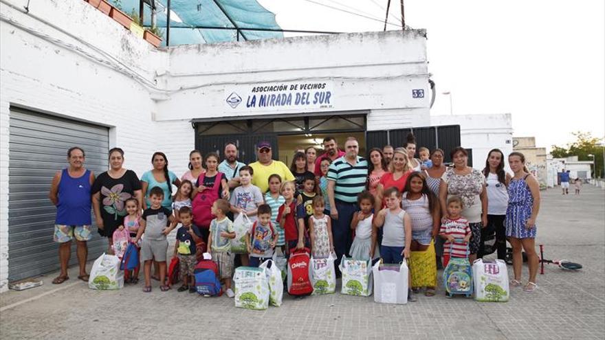 50 niños en riesgo de exclusión social reciben libros y material escolar