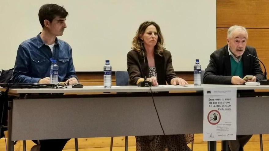 Pablo Simón, politólogo: "Menos del 15 por ciento de la población vive en países democráticos"