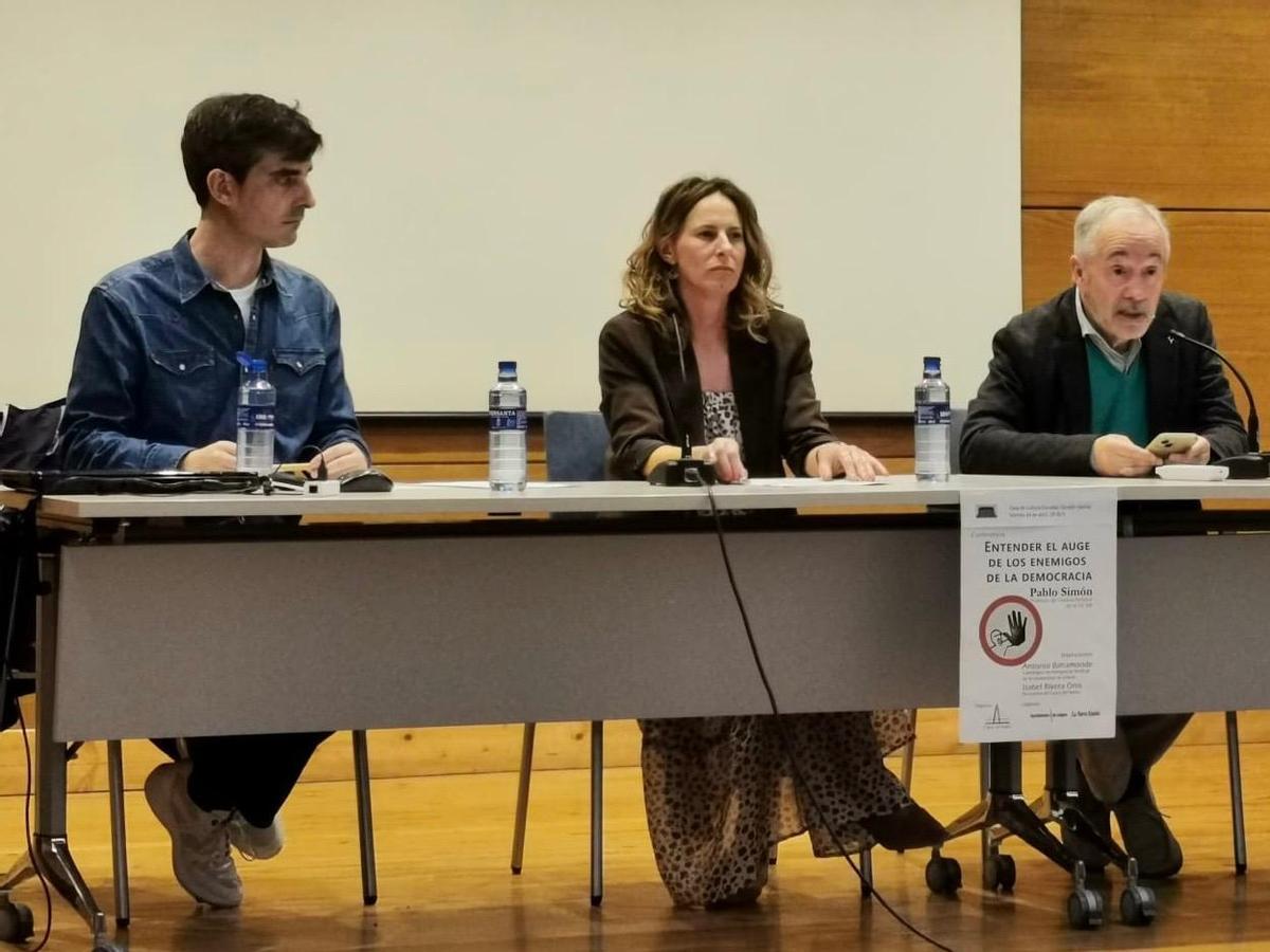 Por la izquierda, Pablo Simón; Isabel Rivera, presidenta de Cauce; y Antonio Bahamonde, catedrático de Inteligencia Artificial de la Universidad de Oviedo.