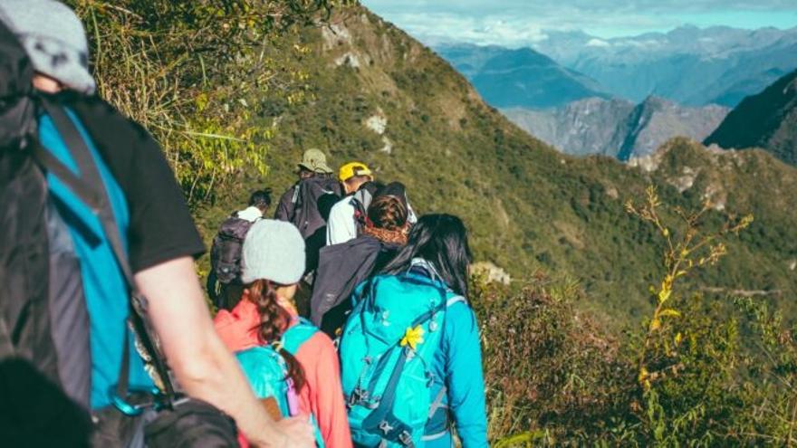 ¿Tú también vas a salir mañana de excursión? 10 consejos del fisio para no lesionarse