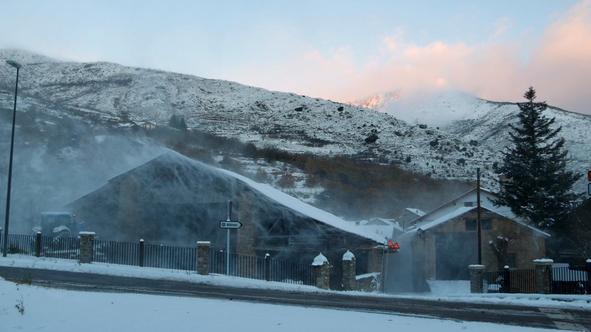 El viento arrastra la nieve de los tejados en Altron, municipio de Sort