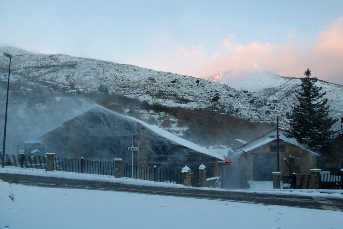 El viento arrastra la nieve de los tejados en Altron, municipio de Sort.