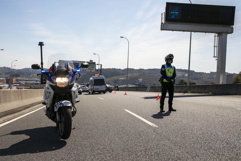 Los agentes solicitan a los conductores que acrediten su viaje para evitar movimientos injustificados.