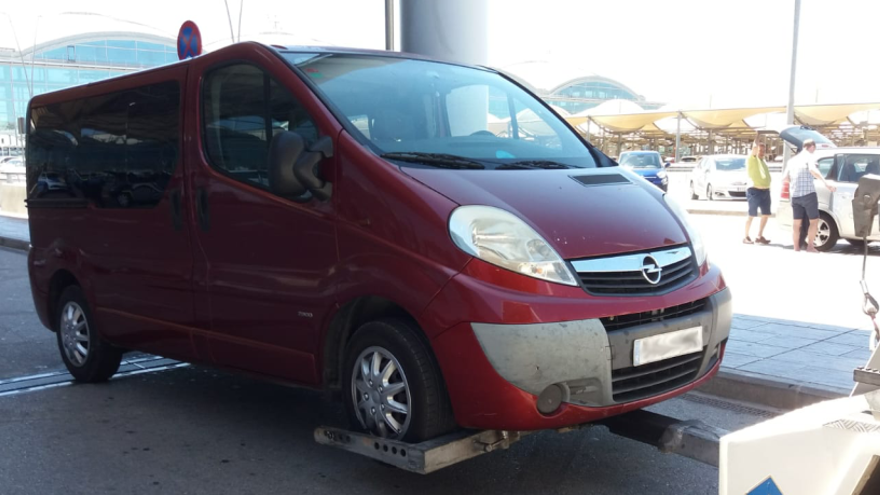 La Policía Local pilla infraganti tres taxis pirata en el aeropuerto