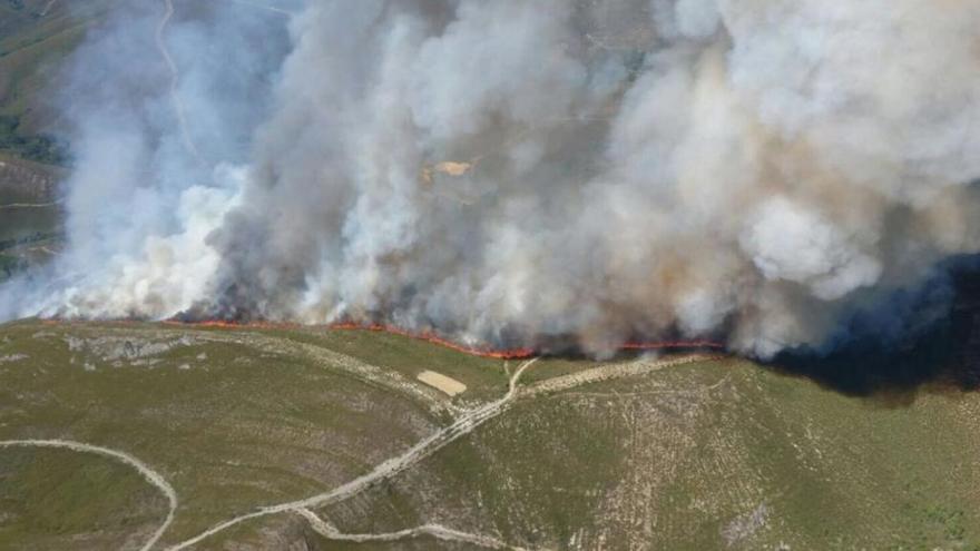 Numerosos medios trabajan en la extinción de un incendio en Hermisende