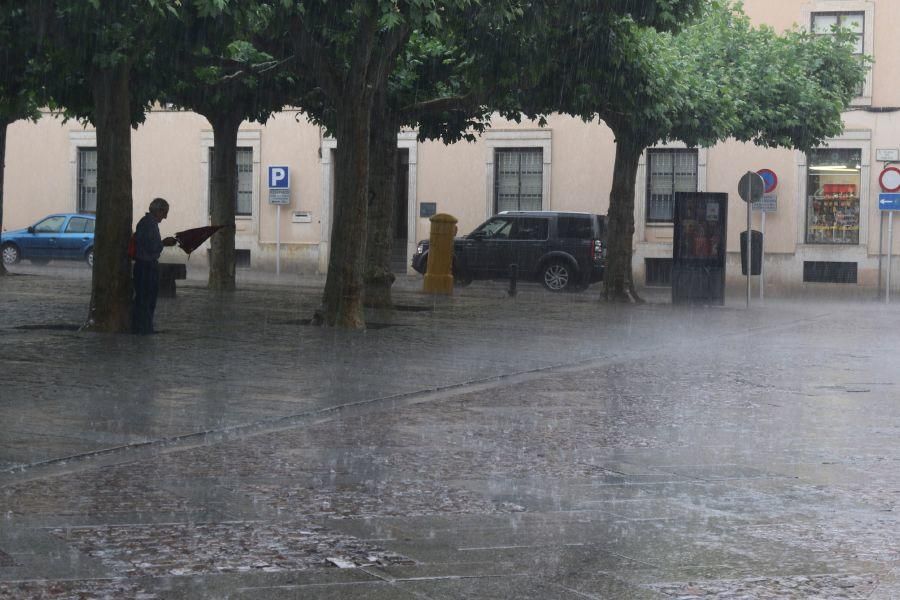 Un chaparrón sorprende a los zamoranos