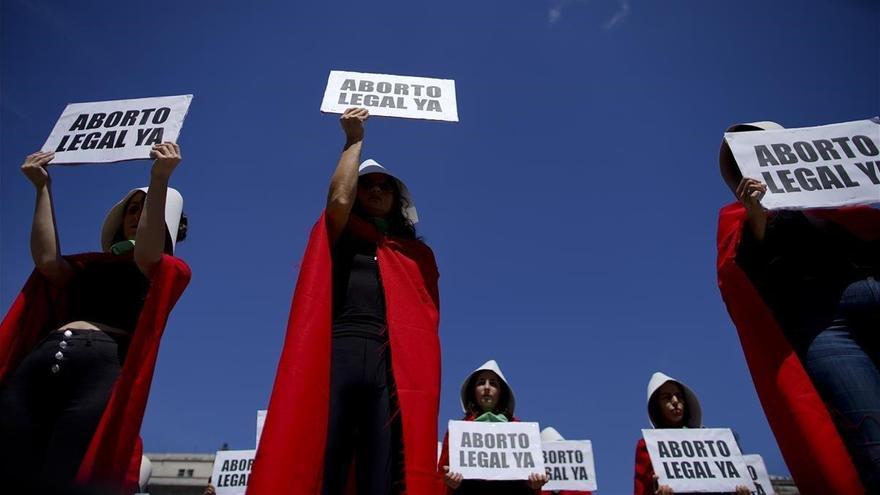 Muere la bebé de una niña violada a la que forzaron a dar luz en Argentina