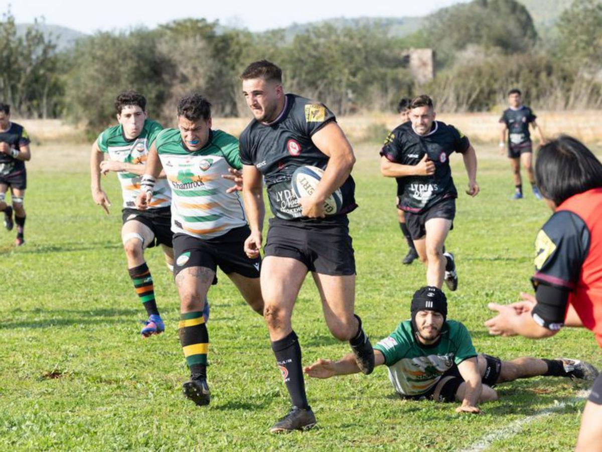 Dos momentos del partido celebrado en Sant Llorenç, donde acudió mucho público. | VICENT MARÍ