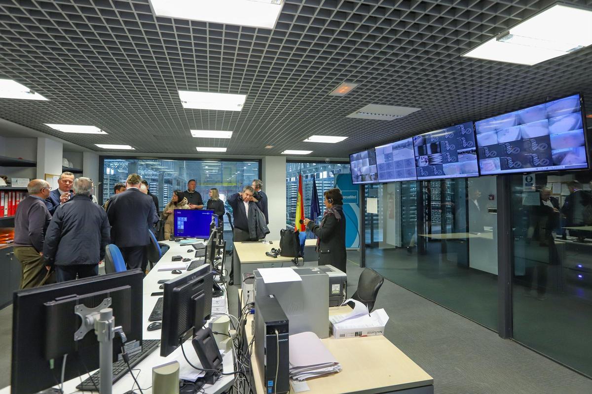Zona de control de la desaladora de Torrevieja durante una visita institucional