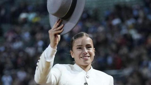 Olga Casado, saliendo a hombros de la plaza de Vistalegre en 2024.